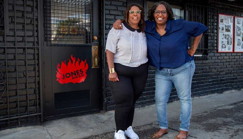 Las hermanas Jones frente a su negocio de BBQ