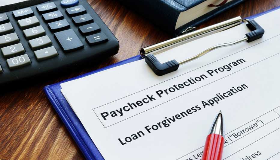 Formulario del programa de protección de pago sobre un escritorio.