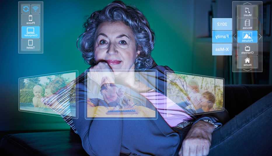 Cómo crear fácilmente álbumes de fotos en línea - Mujer viendo la pantalla de la computadora