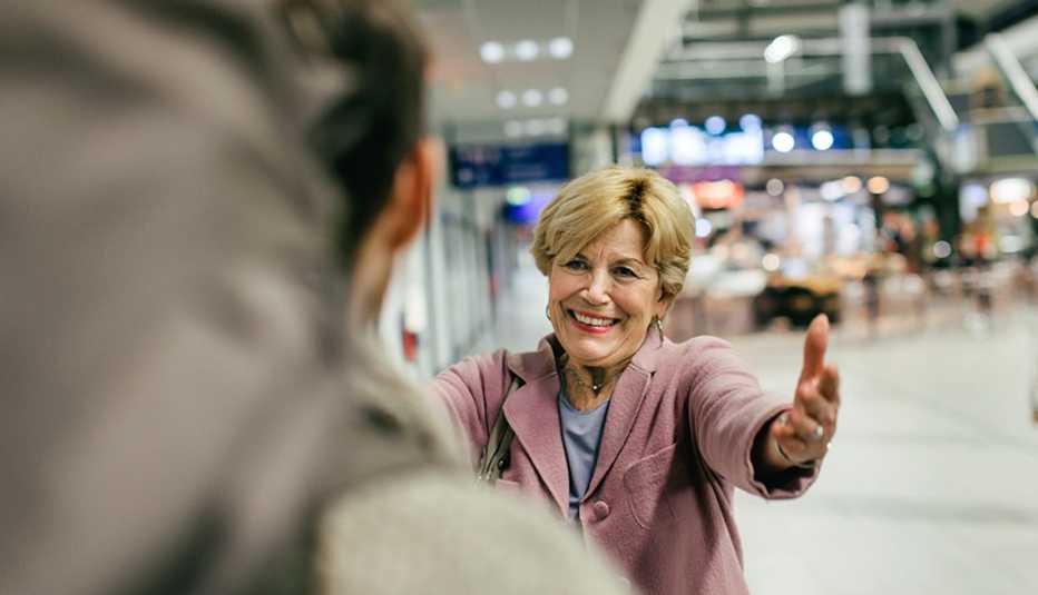 Abuela recibe a su nieto en el aeropuerto
