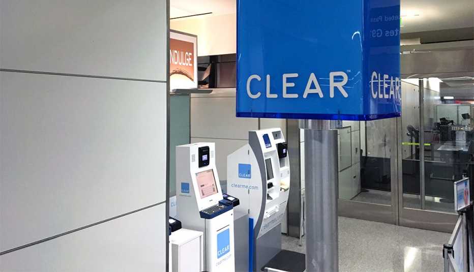 Máquinas de control de seguridad de pasajeros en un aeropuerto.