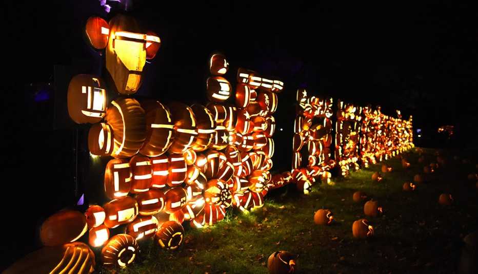 Calabazas iluminadas en forma de tren.
