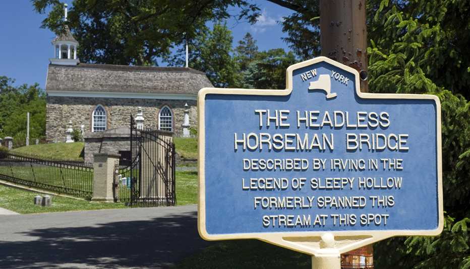 La antigua iglesia holandesa y el sitio del "Puente del jinete sin cabeza" en Sleepy Hollow, Nueva York.