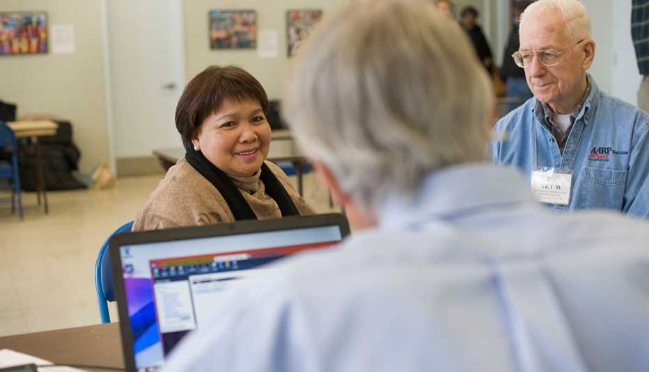 Milagros Aguas con el programa de Tax Aide
