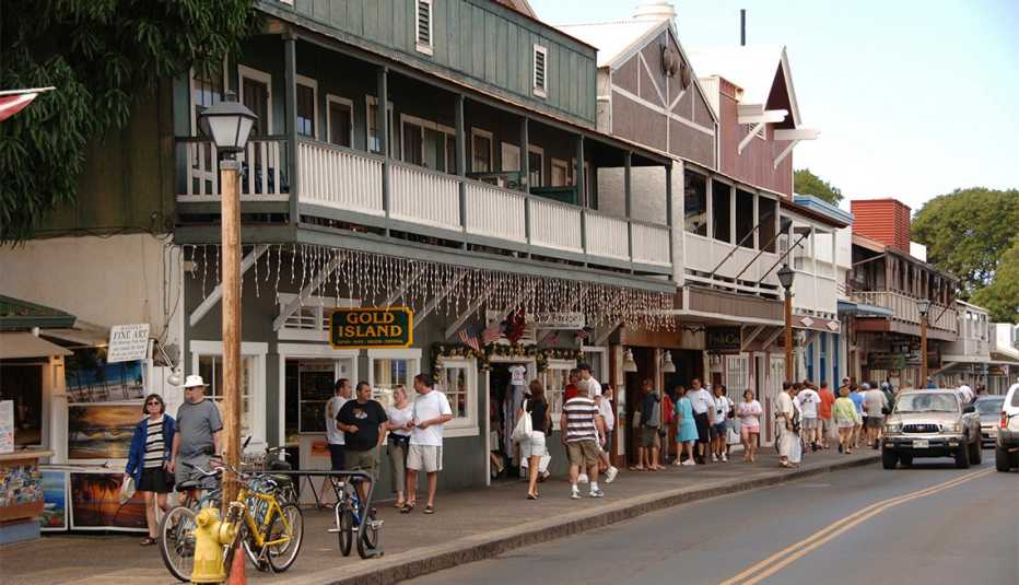 Personas caminan por una calle de Lahania en Maui