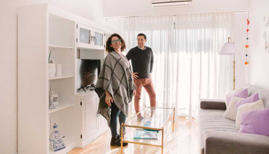 Pareja en un apartamento
