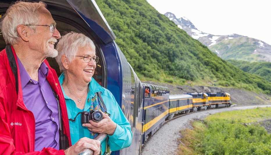 Pareja de adultos msyores en un tren