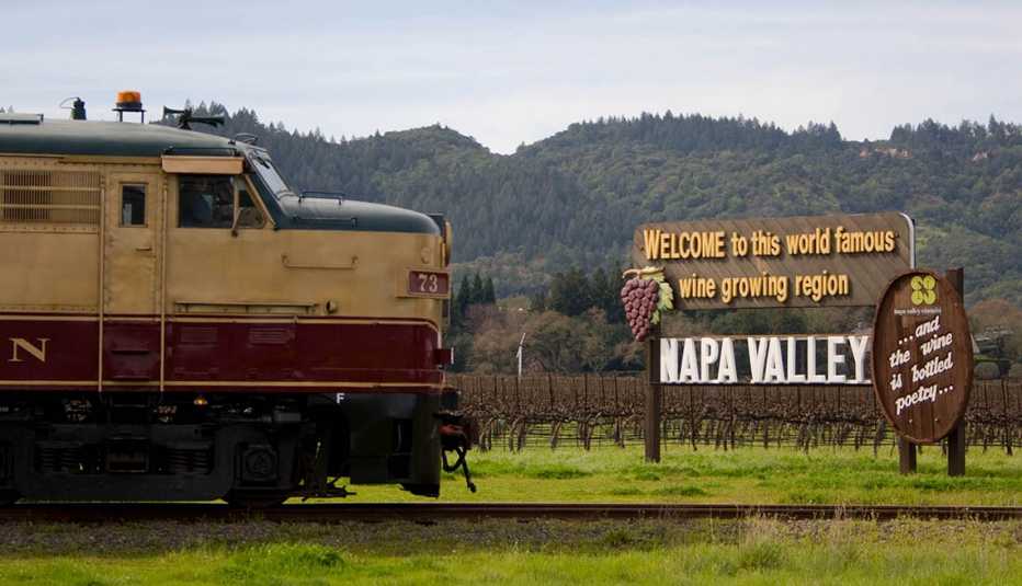 Tren pasa frente a un letrero que dice Napa Valley