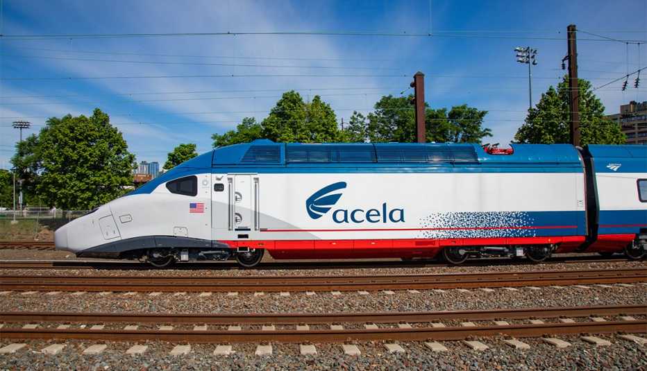 Tren viaja a alta velocidad