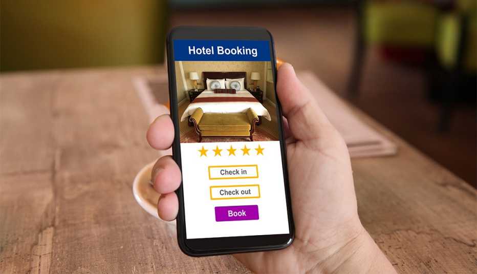 En la pantalla de un teléfono se observa la reserva de la habitación en un hotel