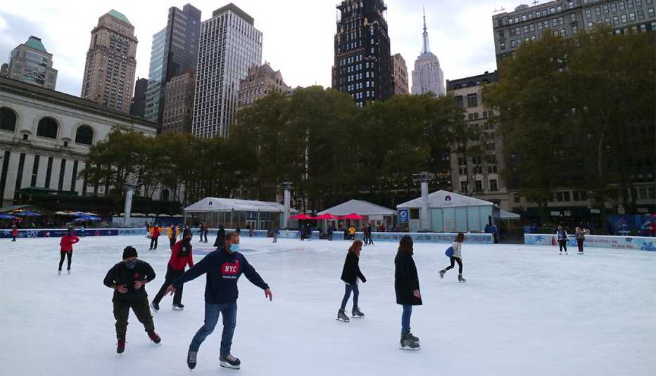 Personas patinan en hielo en Bryant Park 
