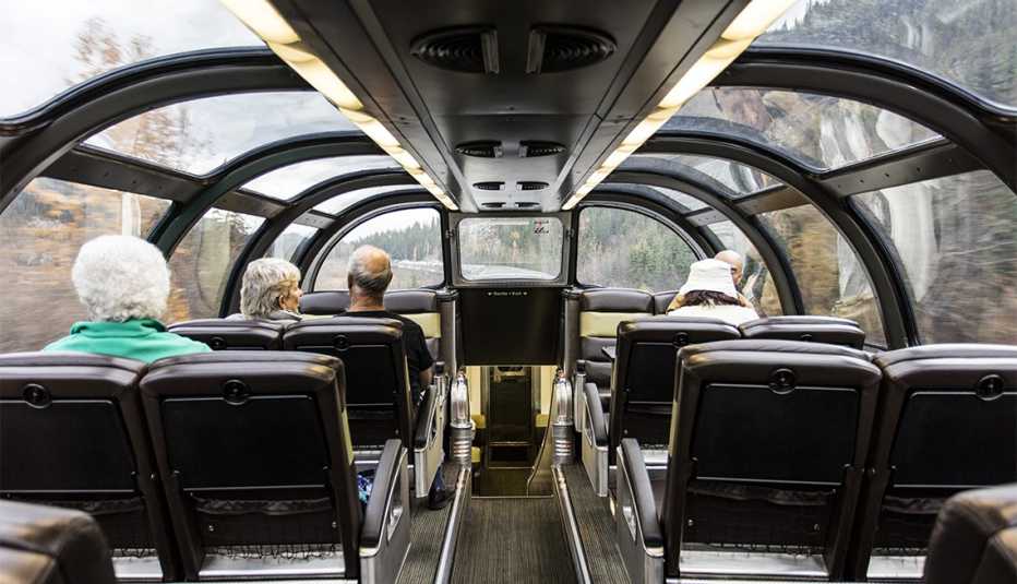 Pasajeros en el nivel superior del tren Canadian Pacific
