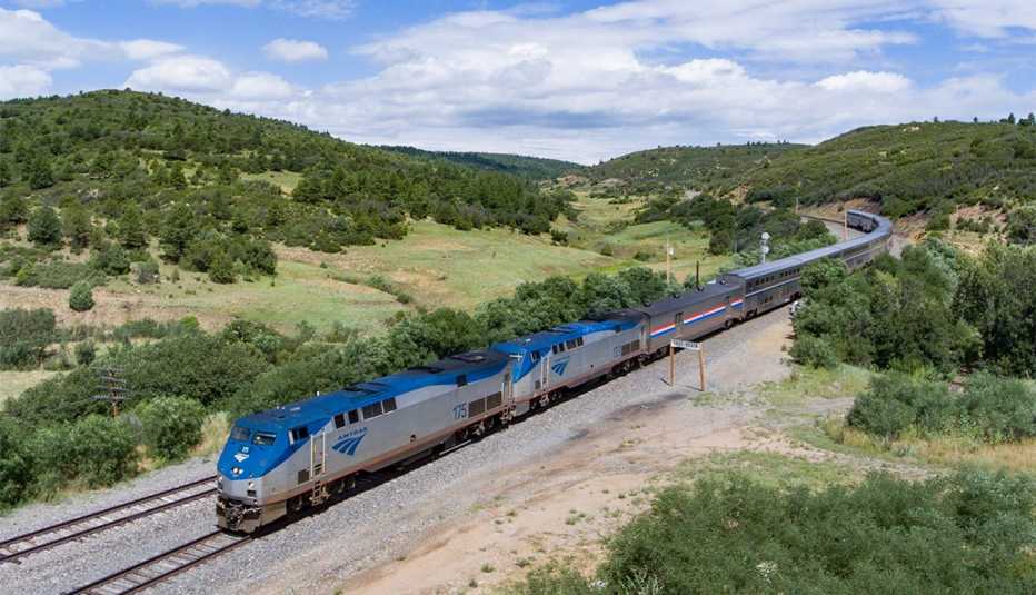 Vista aérea del tren Southwest Chief cerca de Keota, N.M.