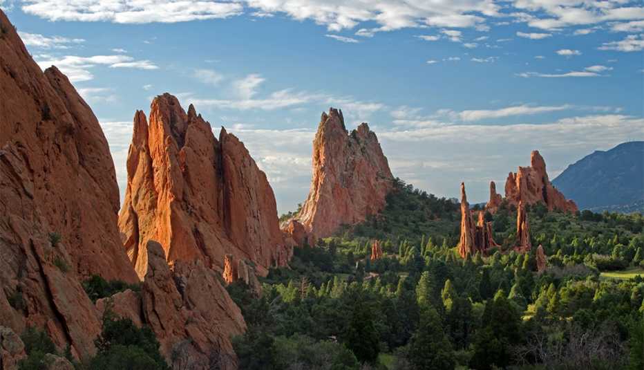 Imagen muestra picos montañosos y cielo azul desde el mirador Garden of the Gods