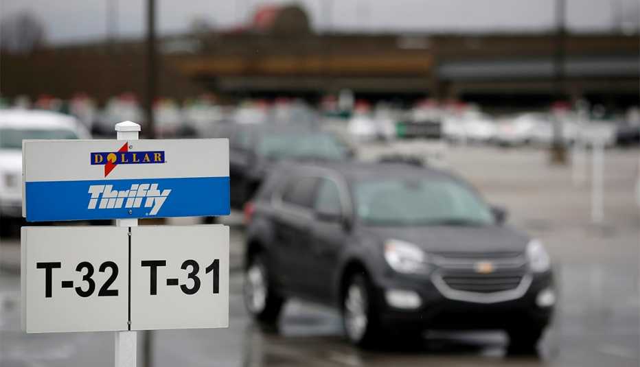 Auto de alquiler en un lote de parqueo de Dollar Thrifty 