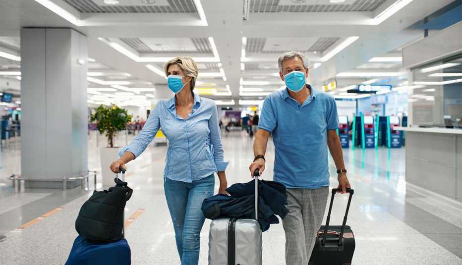 Pareja camina por un aeropuerto