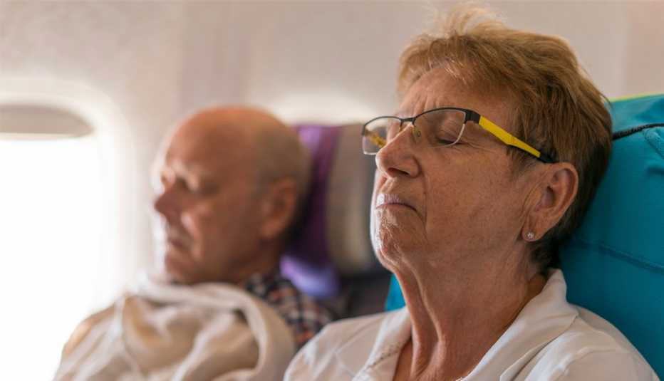 Pareja duerme en un avión