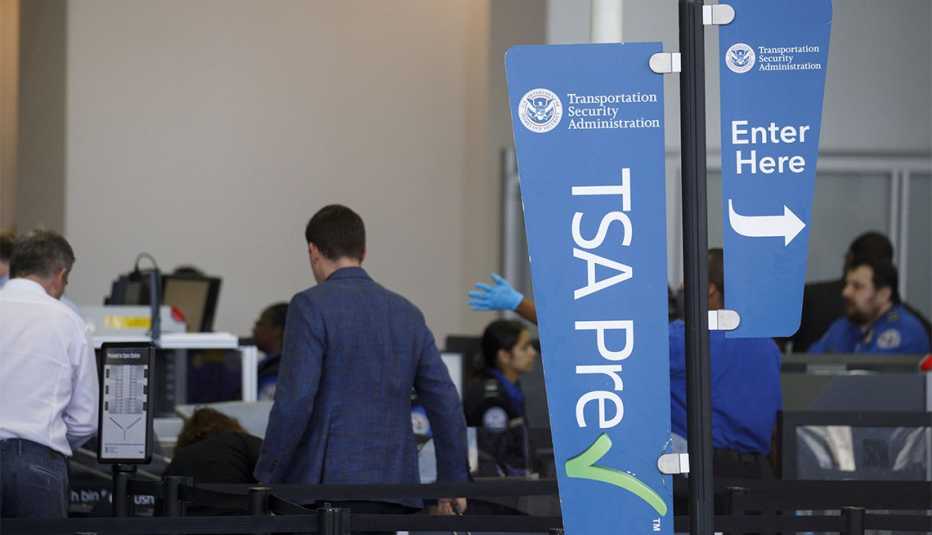 Letrero de PreCheck en un aeropuerto