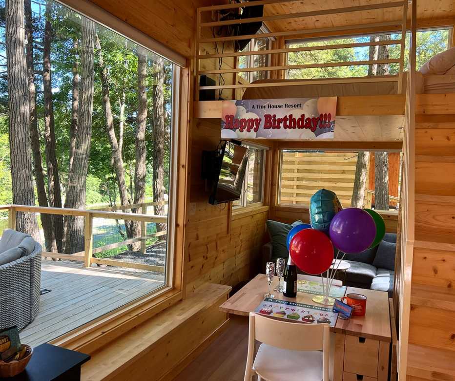 Los huéspedes tienen espacio para celebrar grandes eventos en A Tiny House Resort en Nueva York. 