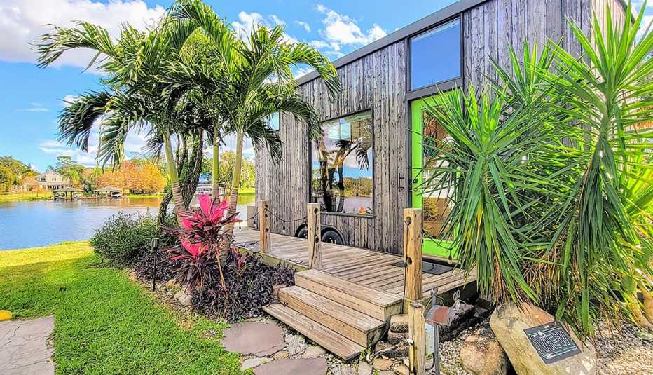 Exterior de una casa pequeña con palmeras en Orlando Lakefront 