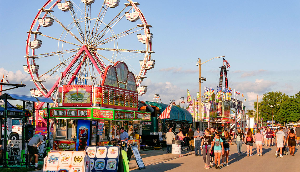 personas caminando por el centro de la Illinois State Fair