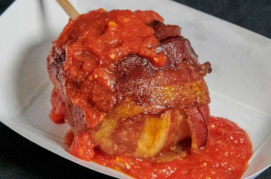 La grinder ball de la Iowa State Fair es una bola hecha de tocineta y queso mozzarella