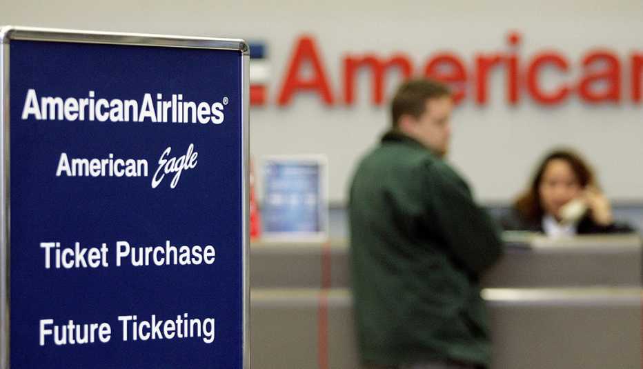 Mostrador de American Airlines donde un cliente es atendido