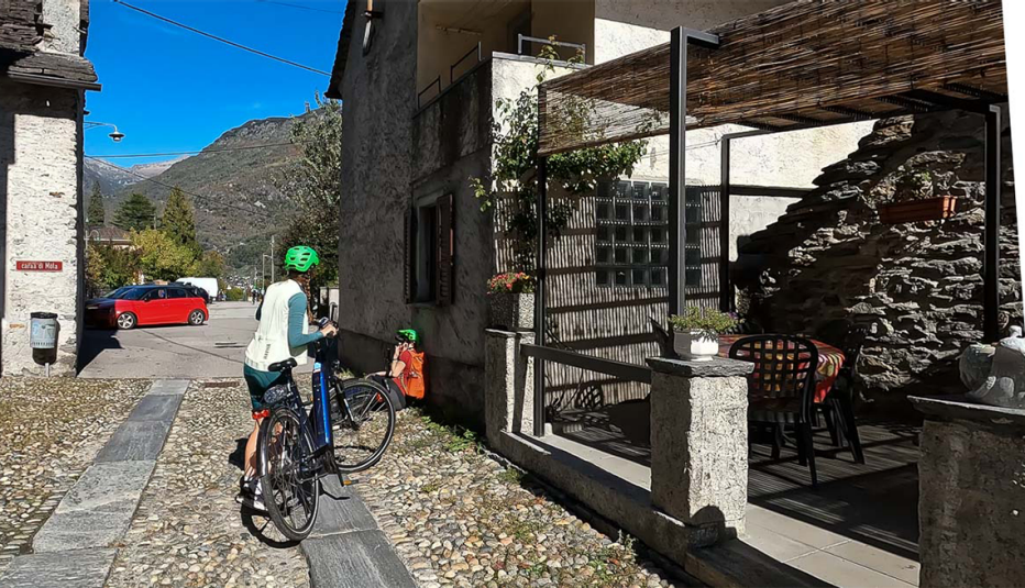 La escritora Susan Portnoy segundos después de sufrir un accidente en bicicleta eléctrica en Suiza.