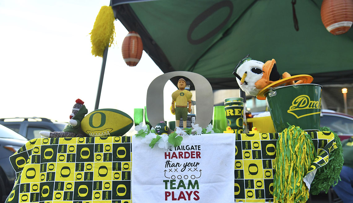 Mesa con productos del equipo de fútbol de la Universidad de Oregón a las afueras del estadio de Autzen, antes de un juego.