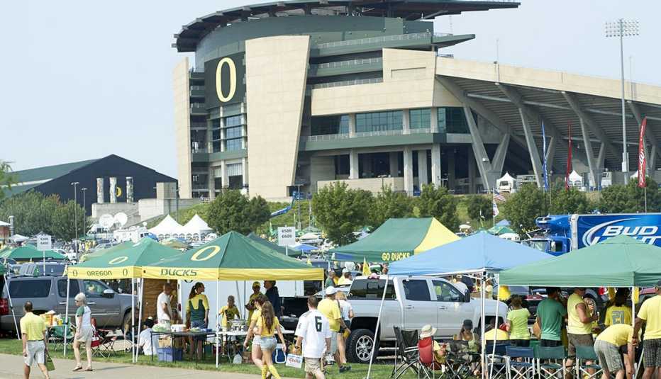 Exterior del estadio de Autzen, Oregón antes de un partido del equipo de fútbol de la Universidad de Oregón. 