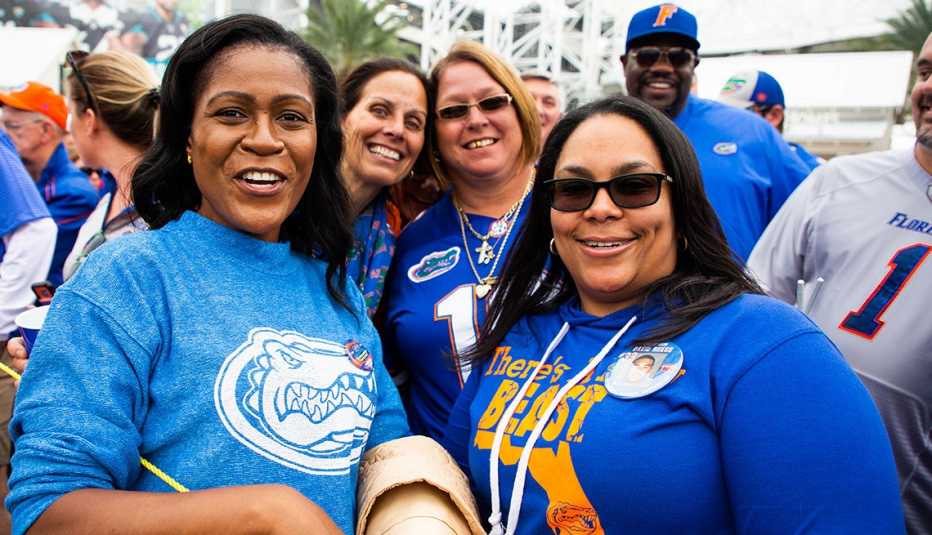Grupo de exalumnas de la Universidad de la Florida antes de un juego del equipo de fútbol