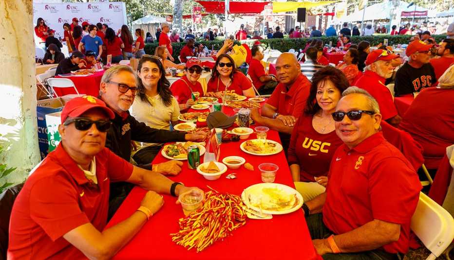 Grupo de exalumnos de la Universidad del Sur de California celebra en una fiesta antes del partido.
