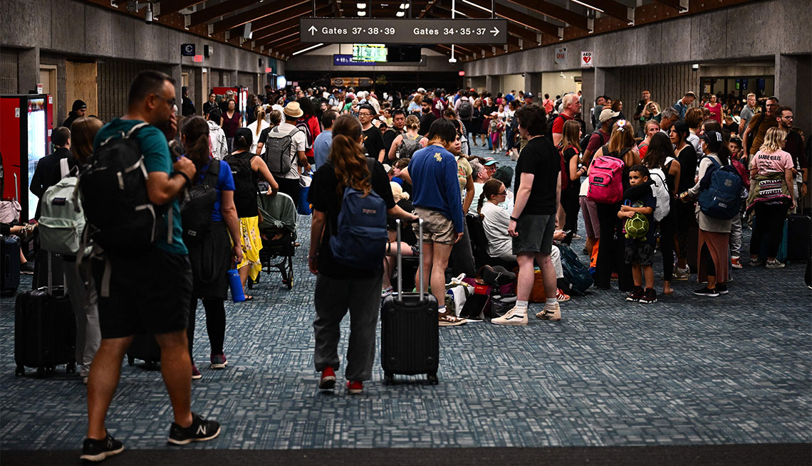 pasajeros esperan para abordar vuelos en el aeropuerto Kahului en Maui, Hawái