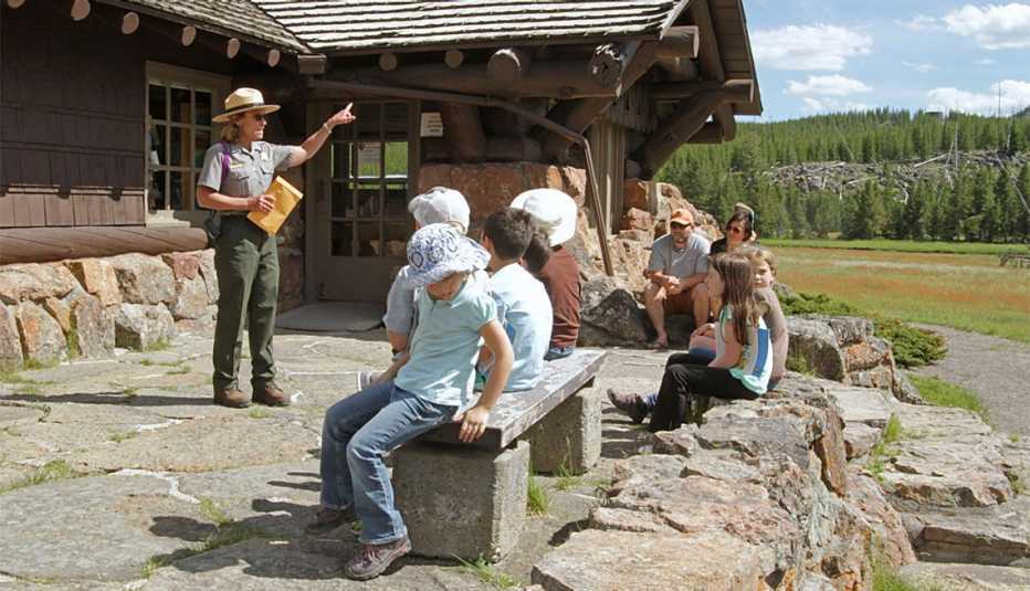 Estudiantes en un programa Junior Ranger en el Parque Nacional de Yellowstone
