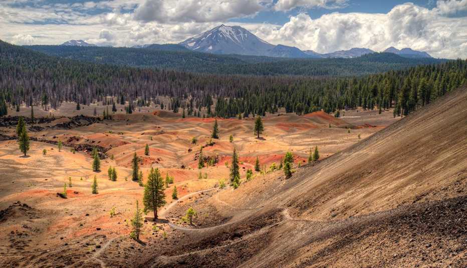 Painted dunes y Mount Lassen en el Parque Nacional Volcánico Lassen