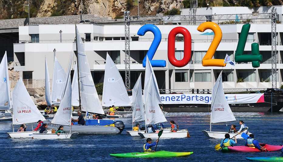 Navegantes practican en la ciudad de Marsella, en el sur del Mediterráneo