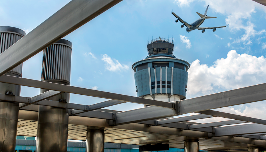 Avión sobrevolando un aeropuerto