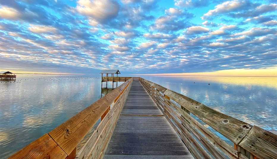un muelle se extiende sobre el mar en South Padre Island, Texas