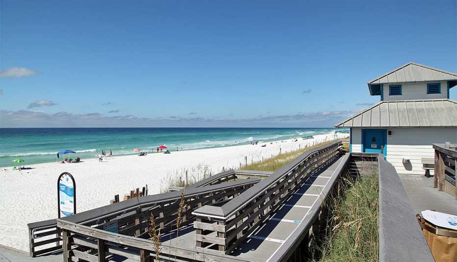 rampa de acceso a la playa para sillas de ruedas en South Walton, Florida