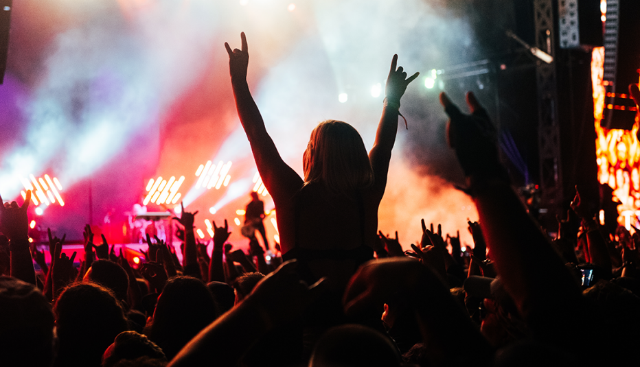 Una chica en la multitud en medio de un concierto al aire libre