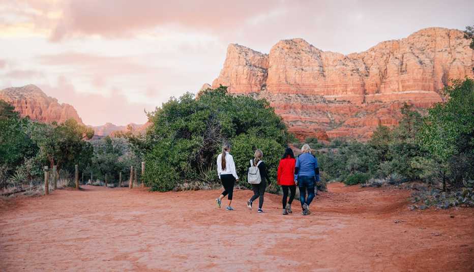 Cuatro mujeres haciendo senderismo en Sedona