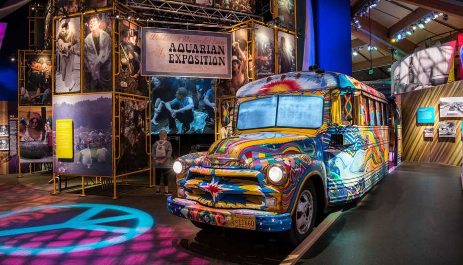 Un autobús decorado con pintura hippie en Bethel Woods