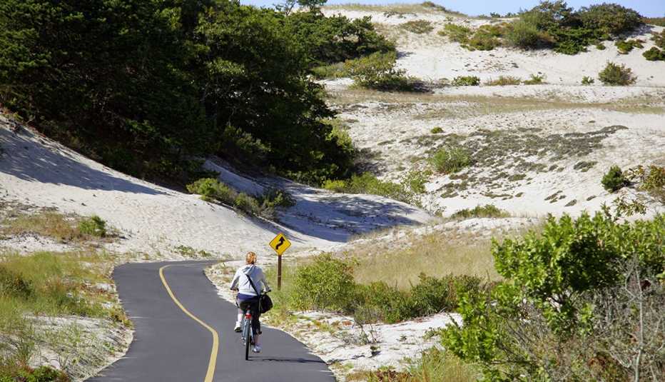 Mujer en el sendero Cape Cod Provincetown, Massachusetts. 