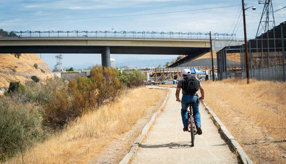 Ciclista en el sendero American River Parkway en Sacramento, California.