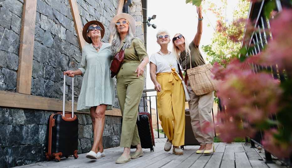 un grupo de amigas mujeres viajando juntas
