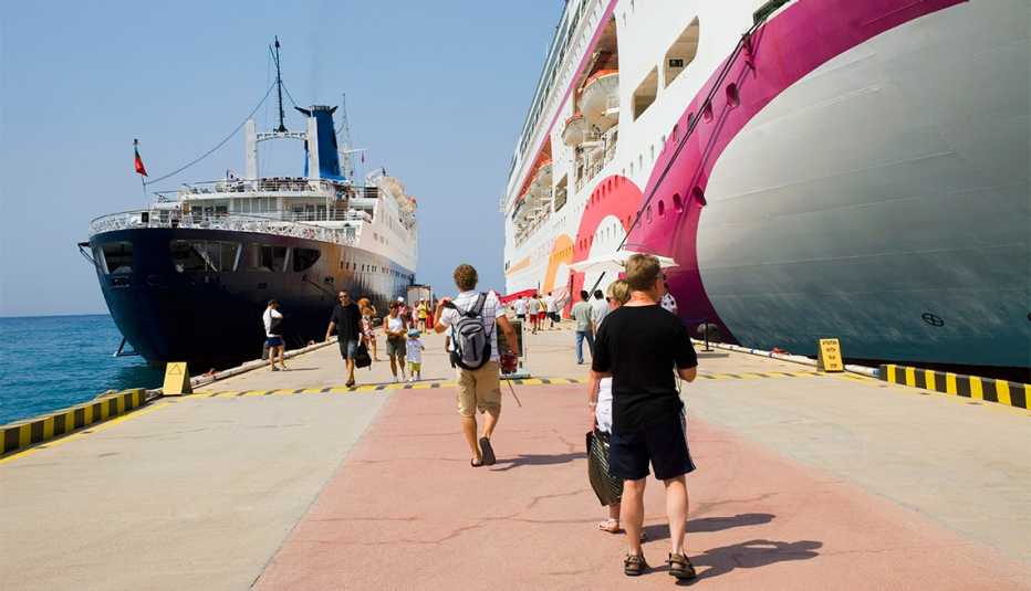 Pasajeros embarcando y saliendo de un crucero atracado