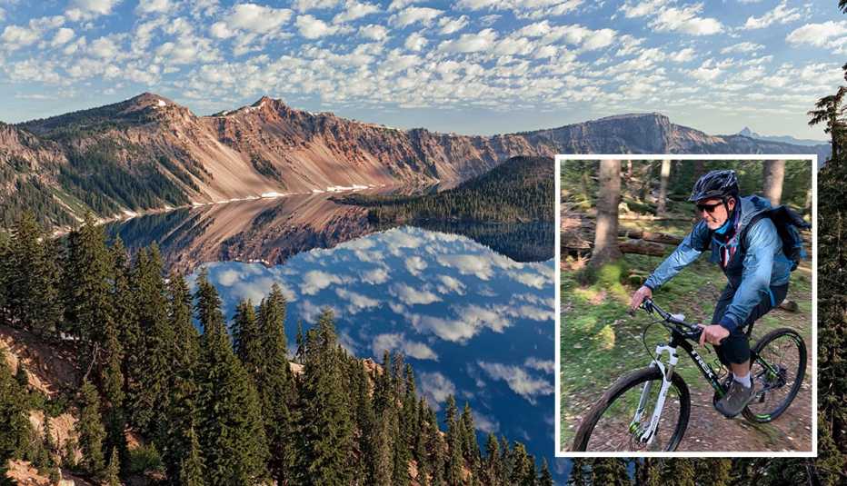 Vista del borde de la caldera del Parque Nacional del Lago del Cráter en Oregón; el escritor Crai S. Bower en bicicleta