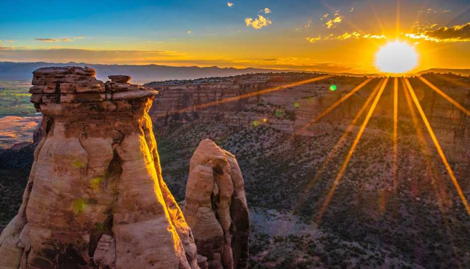 Amanecer en el monumento nacional de Colorado sobre grand junction colorado