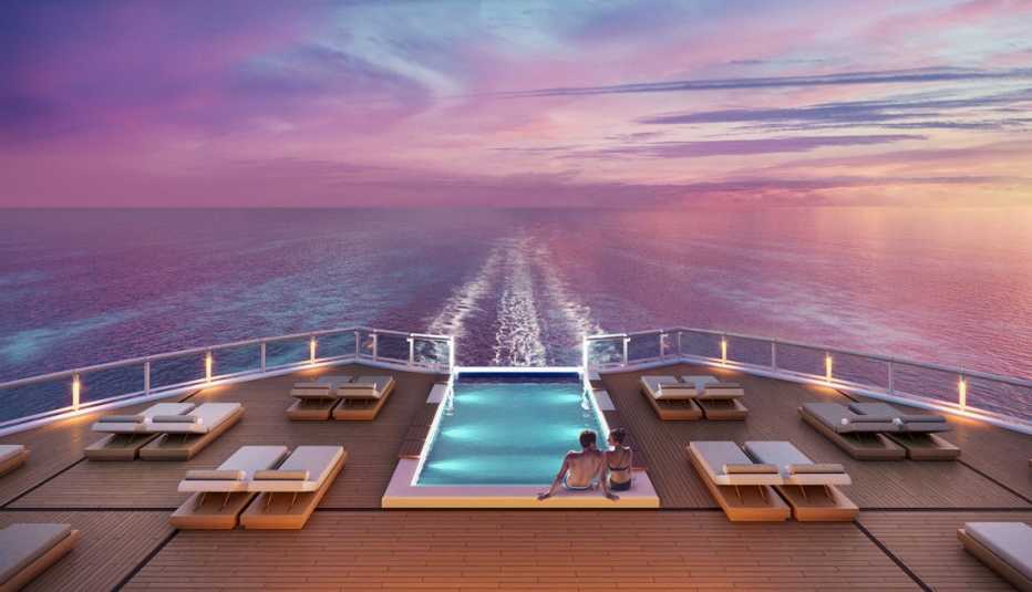 Pareja en una piscina en un crucero al atardecer