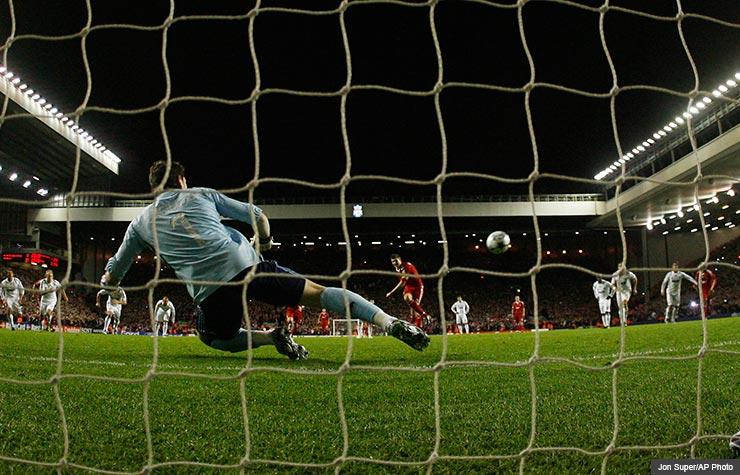 Portero de fútbol en el Anfield Stadium, Liverpool, Inglaterra - 5 Estadios de Fútbol del Mundo